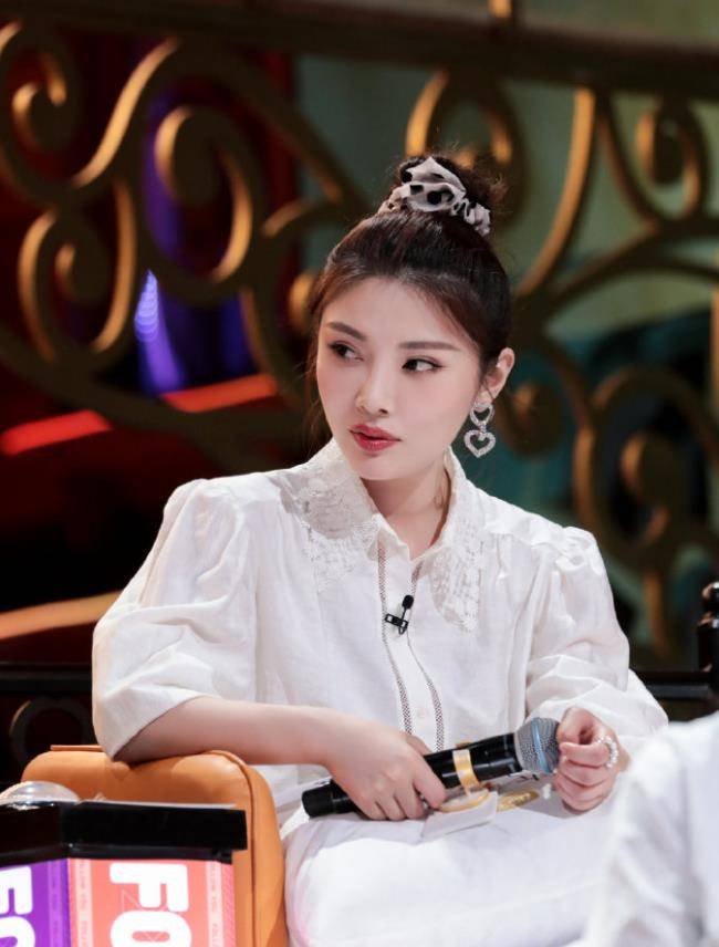 徐冬冬晒出的旧照火了,发文问网友亮点在哪,评论区自夸表情自信_电影