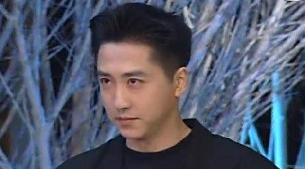 "潇洒才子"庾澄庆,与原配伊能静分手,现与14岁娇妻逛街惹人羡_感情_张