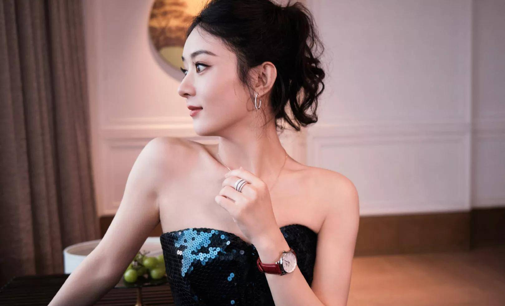 赵丽颖目前的时尚宣言非常出色,她身穿黑色串珠抹胸,尽显奢华感_裙子
