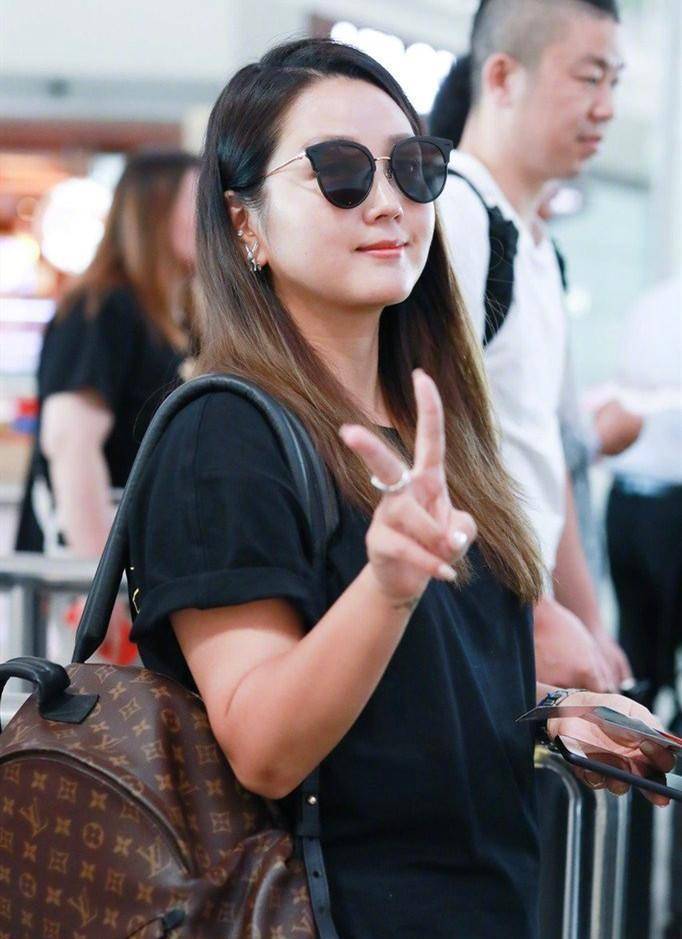 何洁穿大码休闲装依然难掩肉感身材,还意外暴露了157cm真实身高_因为
