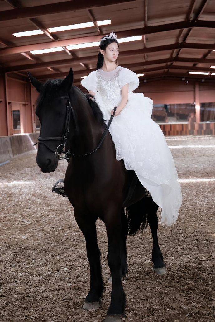 11岁甜馨马场大片穿西装妆超浓被嘲像30岁微商女大佬,影楼感太重-第1