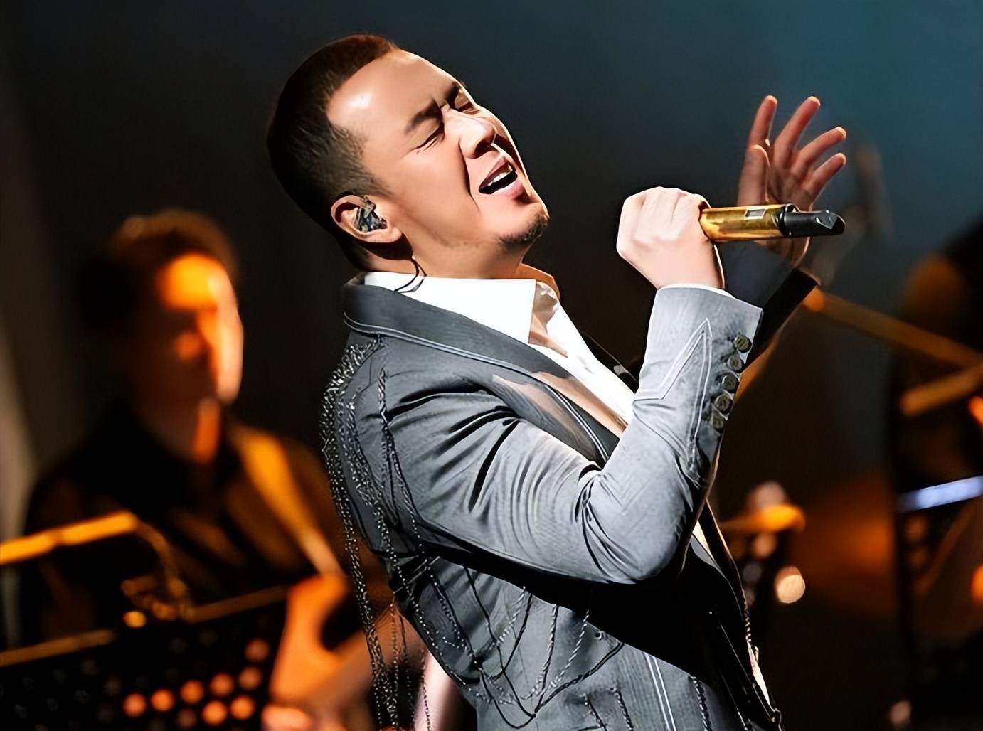 杨坤长沙遭围殴?网传照片系5年前的剧照,为何还有人信以为真?