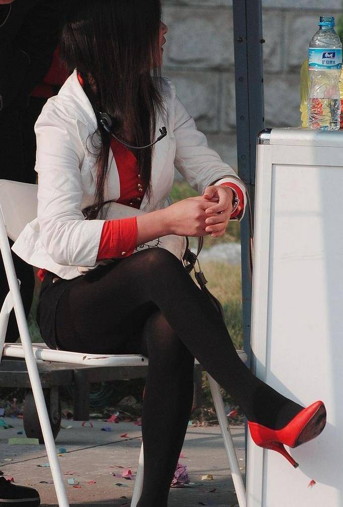 这些街头女孩穿着黑丝袜,不仅凸显了自己的大长腿如锦上添花_时尚