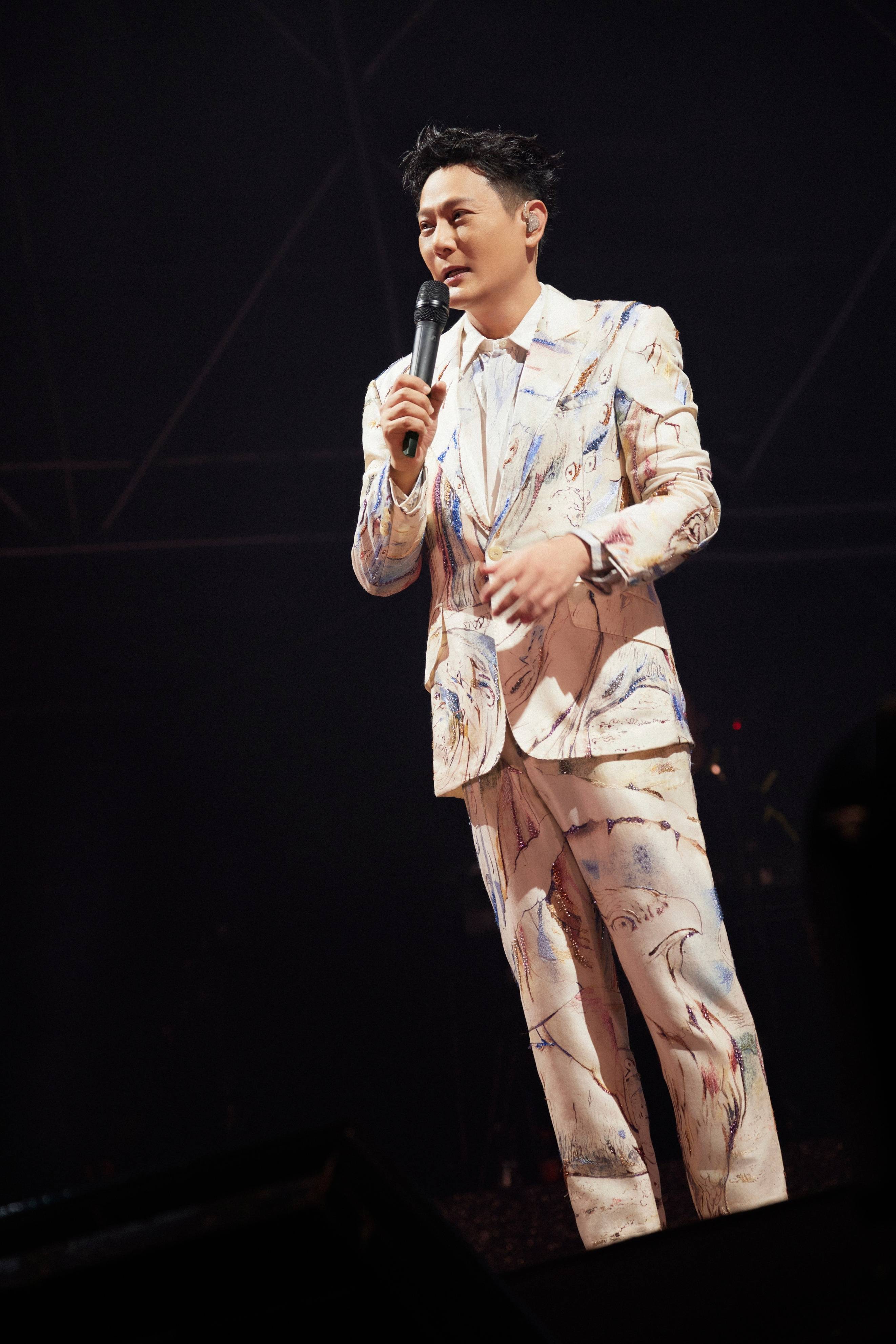 "情歌王子"张信哲金华站浪漫开唱,未来式2.