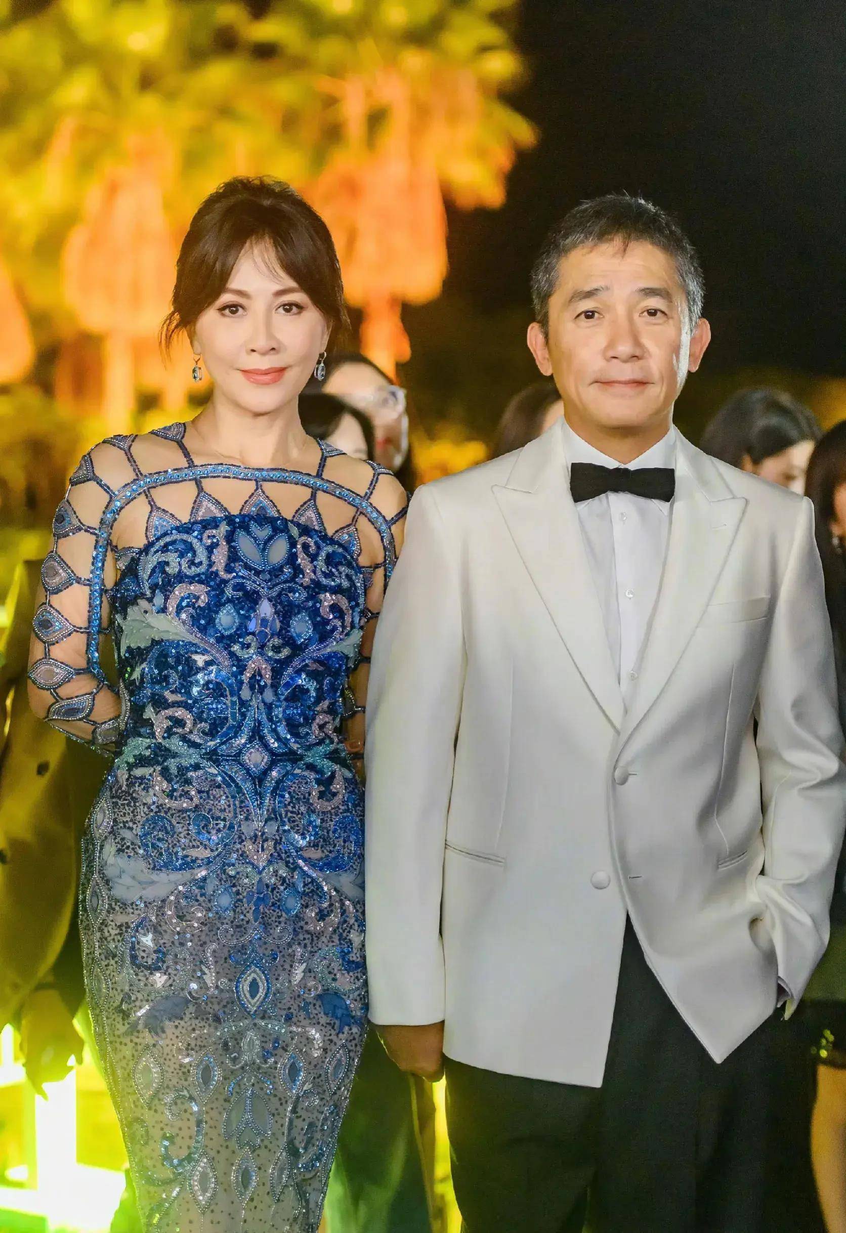 而在无名》剧组中,影帝梁朝伟携妻子刘嘉玲一同随着剧组登上红毯,虽然