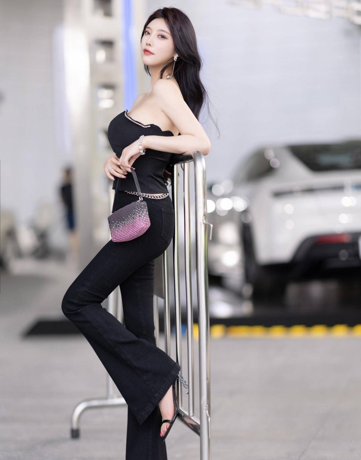 杨晨晨身穿黑色露肩上衣和黑色裤子,时尚优雅的性格_身材_演技_表演