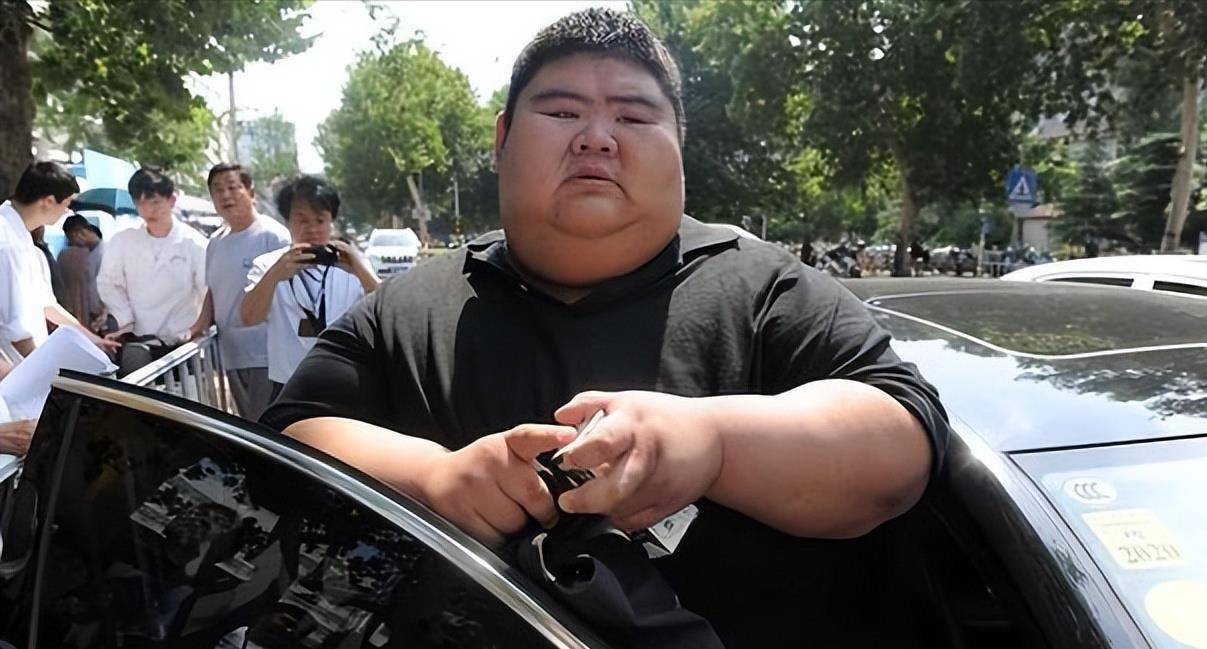中国首胖王浩楠,为爱暴瘦480斤,成名后和娇妻离婚,网友:飘了_减肥