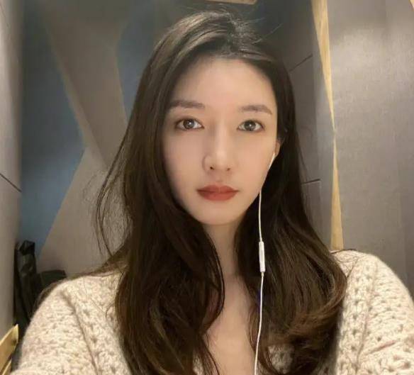 经历了种种事情后,江疏影对关系变得更加谨慎.