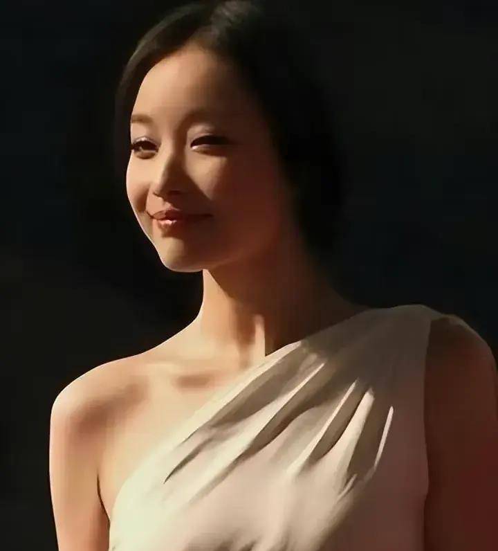 她曾与著名导演冯小刚的助理张翰有过一段恋情,但最终因种种原因分手.