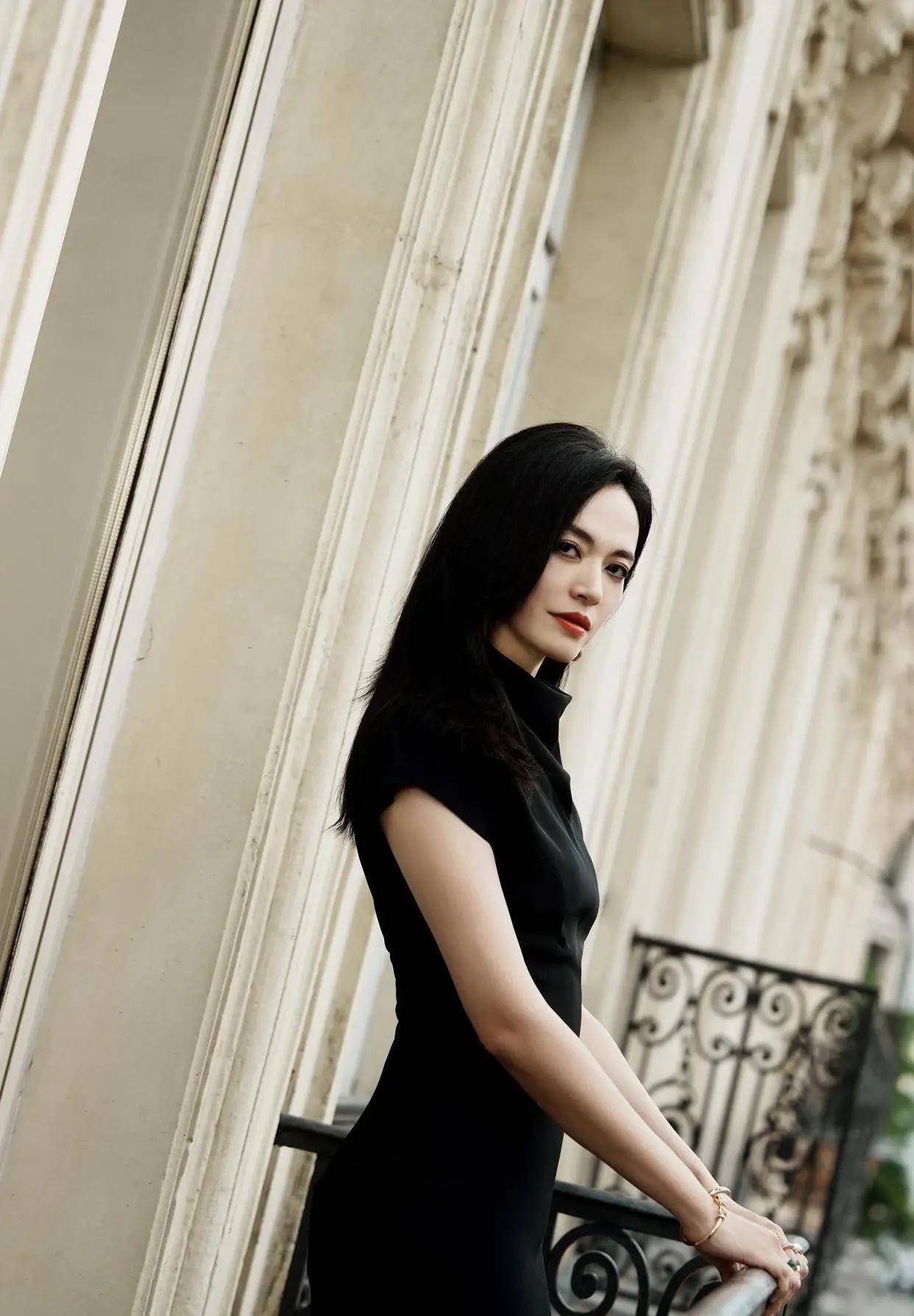 姚晨的这身短袖高领黑裙非常漂亮,衬得陶醉显得非常帅气!