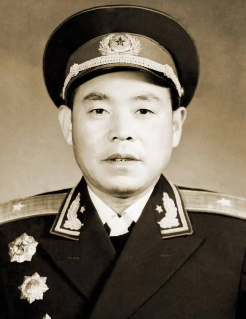 1955年被授予少将军衔,时任中国人民解放军空军副军长.