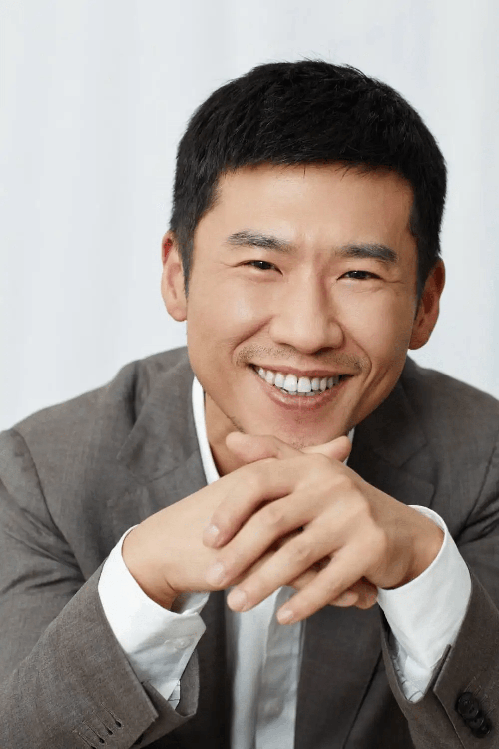 演员王骁:40岁走红,娶平凡妻子生一女,是母亲王馥荔一生的骄傲_父母