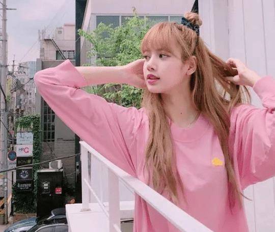 lisa摆脱"铁刘海",露额头美出新高度,难怪蔡徐坤特别照顾她_时候_实力