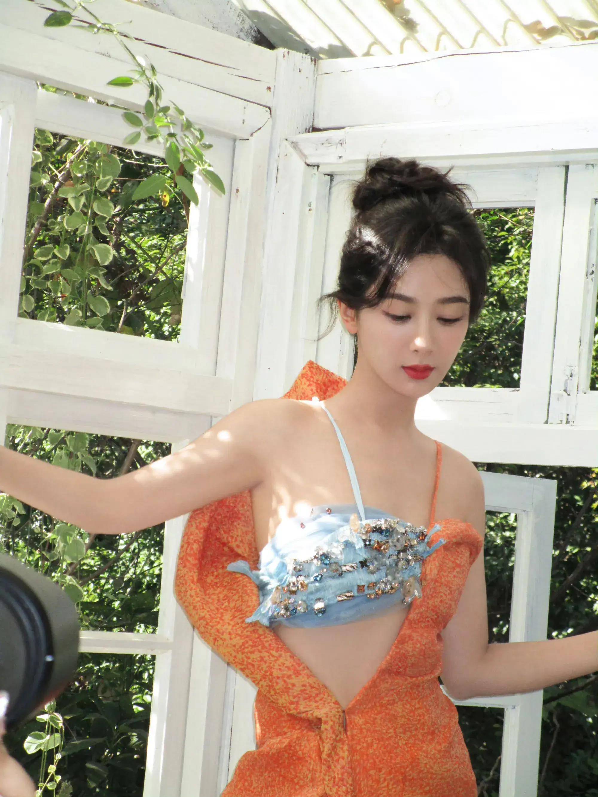杨紫31岁生日写真 穿拼接人鱼裙也太美了!
