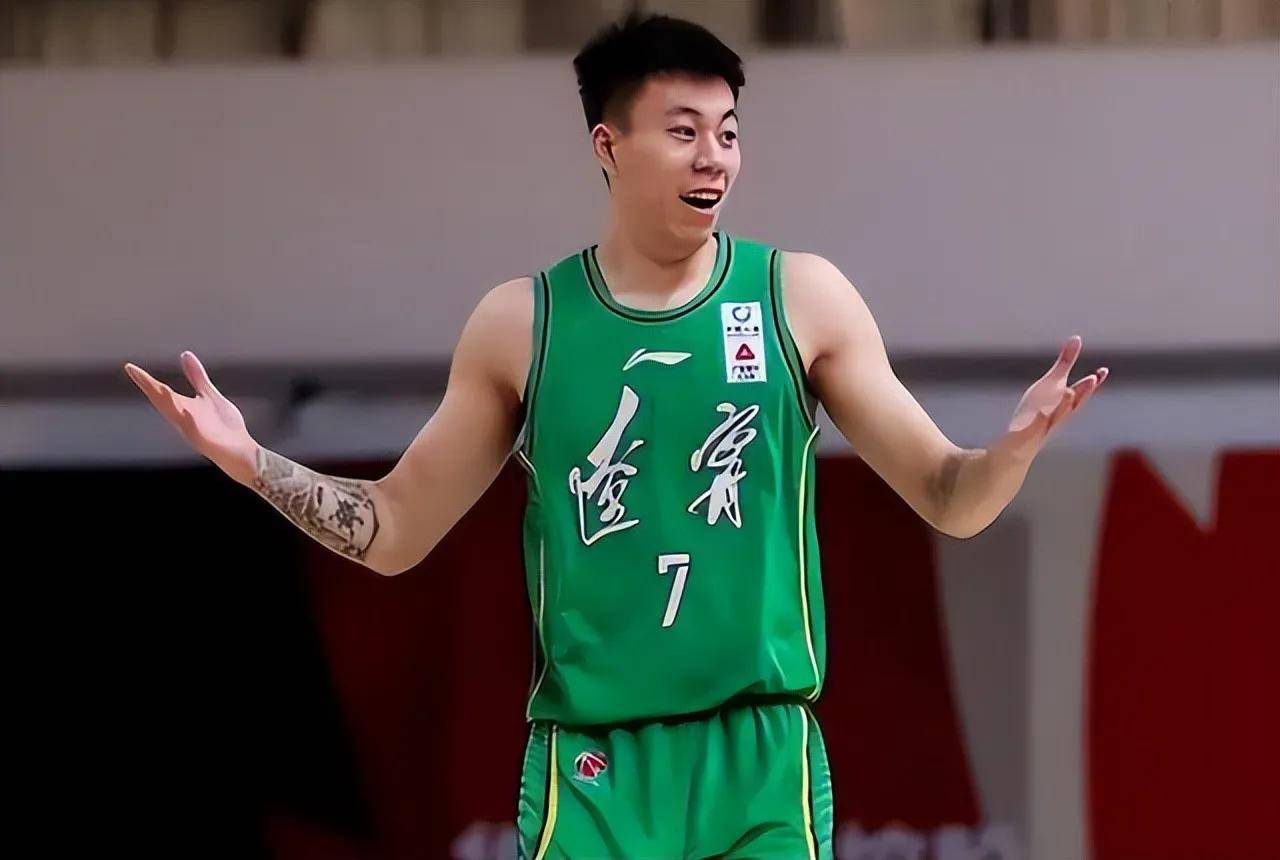 看到辽篮无人压制张镇麟的骄娇二气,才明白杨鸣冠军