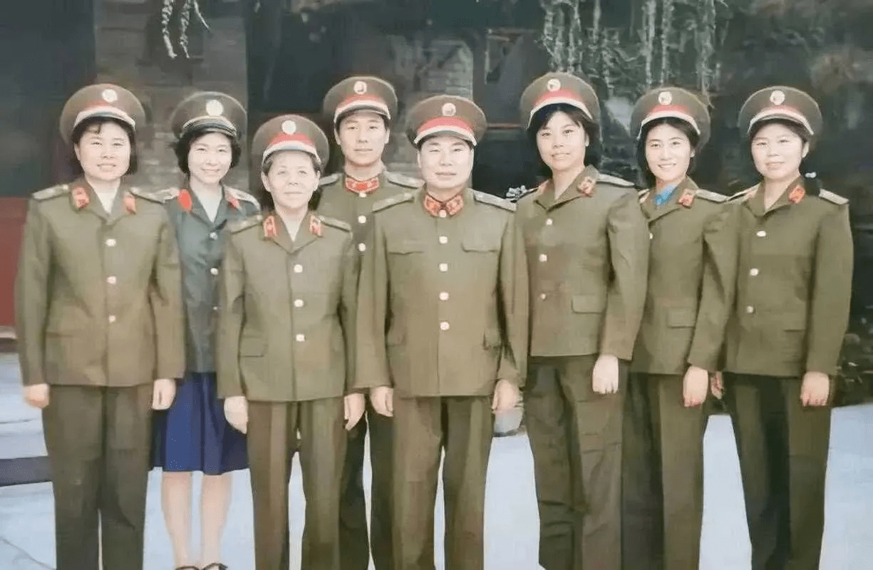 “杨得志”1985年，杨得志的一张全家福，六个子女全是军人，还出了两个少将
