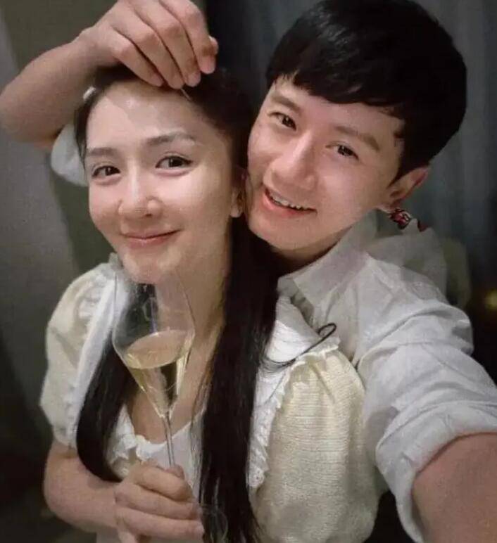 张杰谢娜一家五口河边喂鱼好温馨,2岁小女儿侧脸首曝光超像爸爸_小