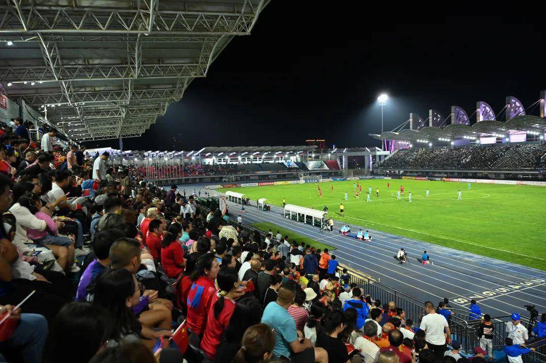 昨晚,万人齐聚开远这里……_足球_体育_开幕式