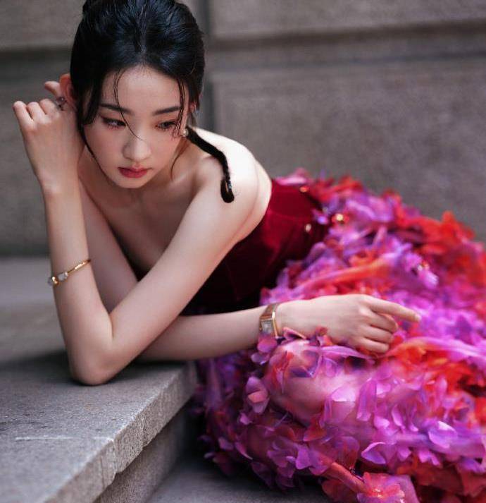 张艺凡红色抹胸碎花裙,温柔甜美迷人的可人仙女_时尚_展现_态度