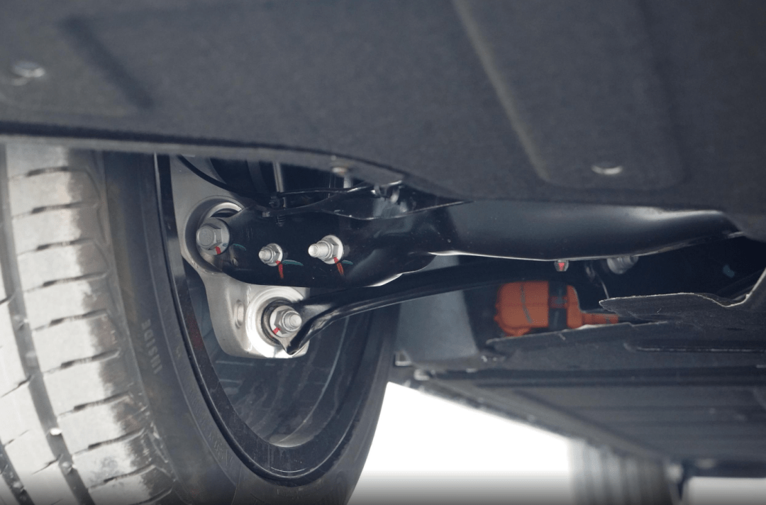 车身一体化技术,加上前纯铝双叉臂 后五连杆独立悬架 前后横向稳定杆