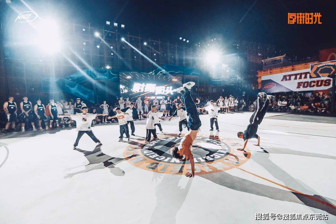 助力厚街建设文化强镇耐撕街头空间主理人邓丹(中)谈及为何在厚街时光