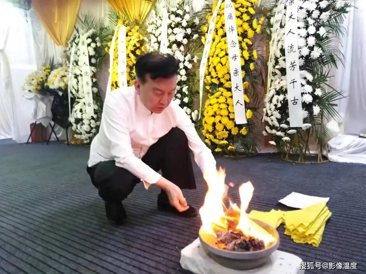 央视主持张泽群痛悼母亲:灵堂前低头烧纸,曾照顾瘫痪母亲长达8年_老人