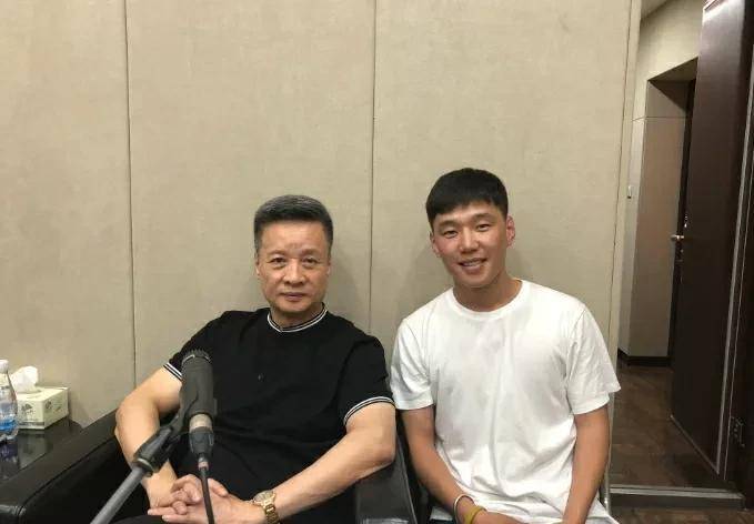 某天,傲日其愣接到一个电话,电话那头说他是阎维文阎老师公司的,他