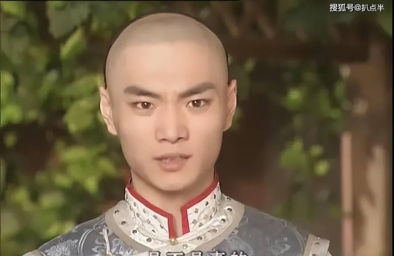 不过,由于这部剧中饰演多尔衮的马景涛太有魅力,赵鸿飞并没有得到多少