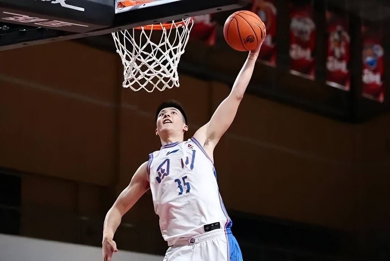 莫科下课四川男篮遭川迷讥讽:陈国豪邹阳不选 除了球