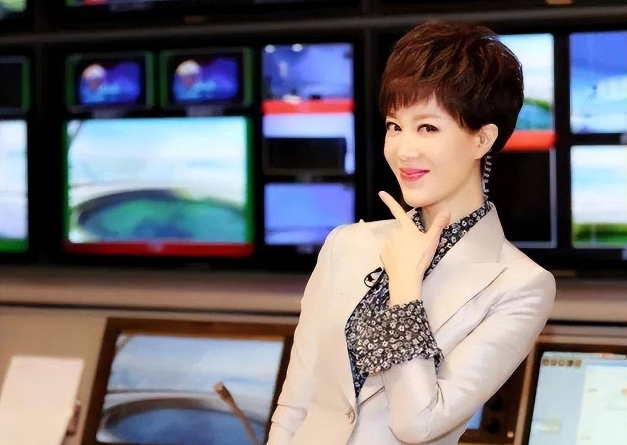 央视主持文静联播时门牙脱落,临场反应堪称素养天花板_观众_新闻_直播