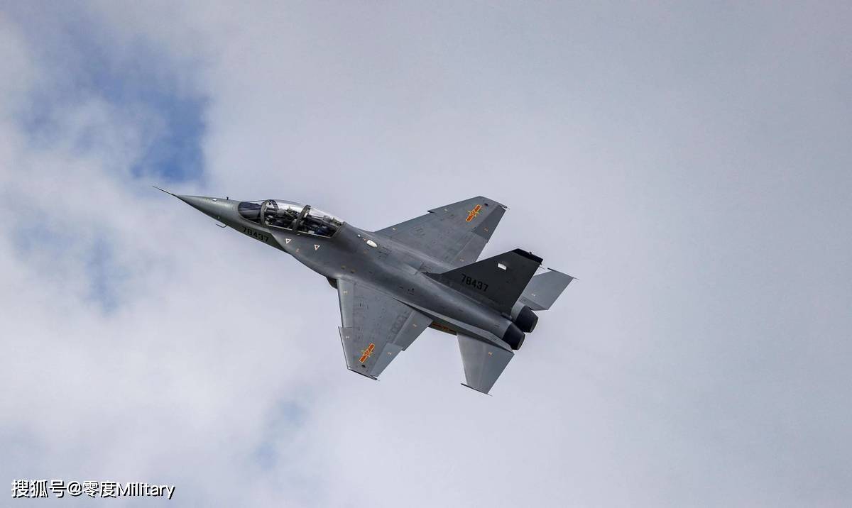 首批l-15a高级战斗教练机现身阿联酋 身披阿联酋飞行表演队涂装_版本