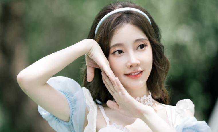 从今年她的每一场表演都得到了好评,发行的新歌《再见,少年》,《为你