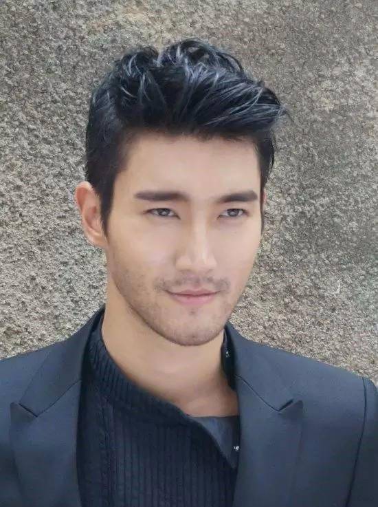 对于中年男人来说,寸头和长发都不适合,不是显老就是看起来不够有男人