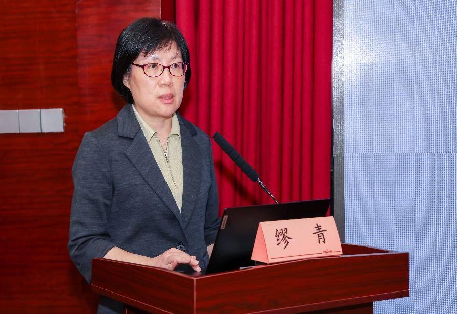 图:缪青教授作专题讲座会上,汪蓓向在消除宫颈癌工