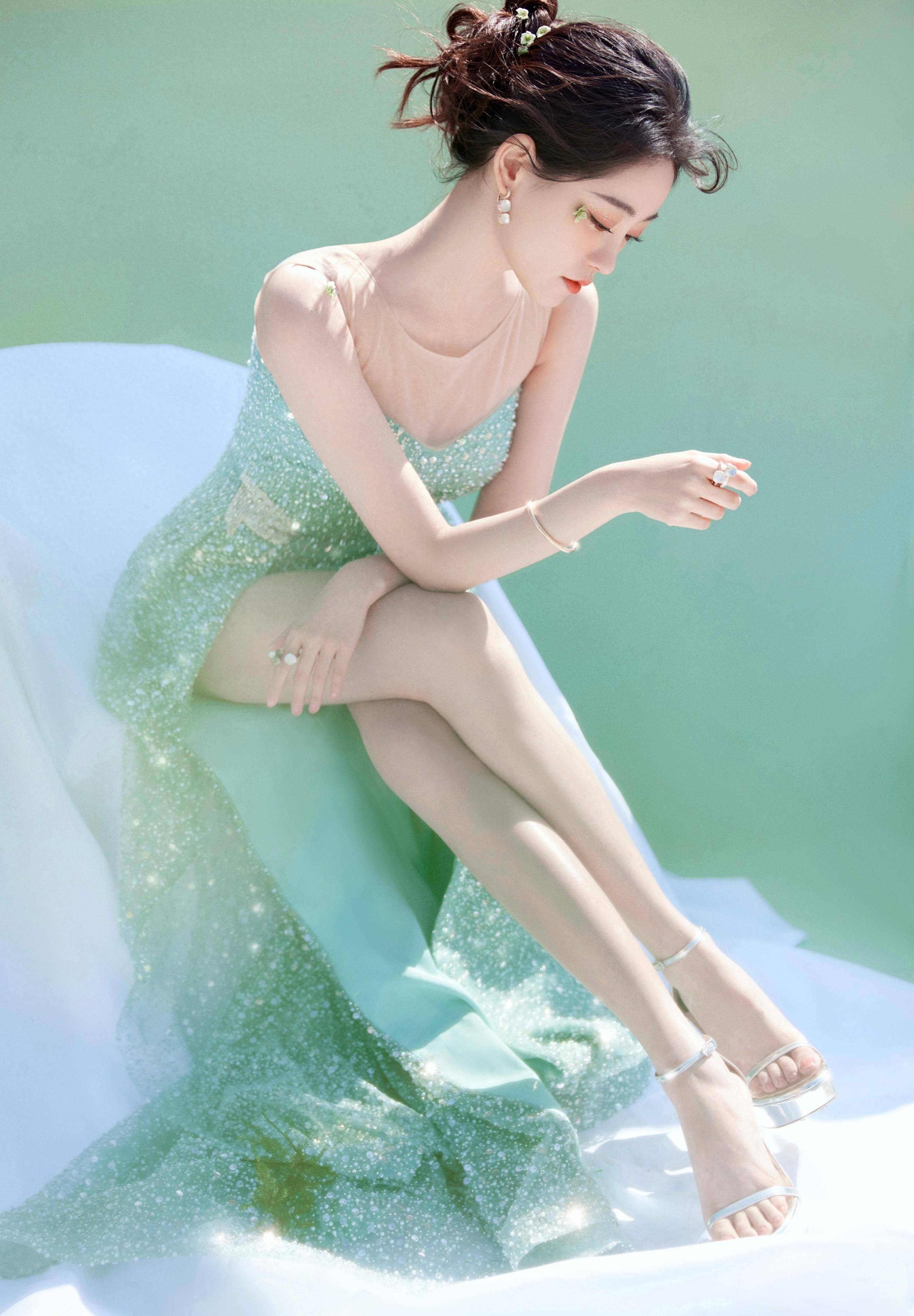 祝绪丹芭莎珍珠宴会浅绿色开叉连衣裙,性感与纯洁完美平衡!