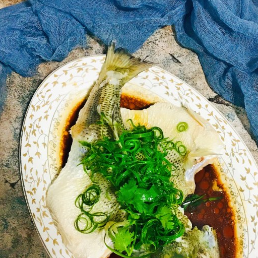 清蒸加州鲈,肉质鲜嫩肥美,清蒸也很入味_香菜_热油_白糖