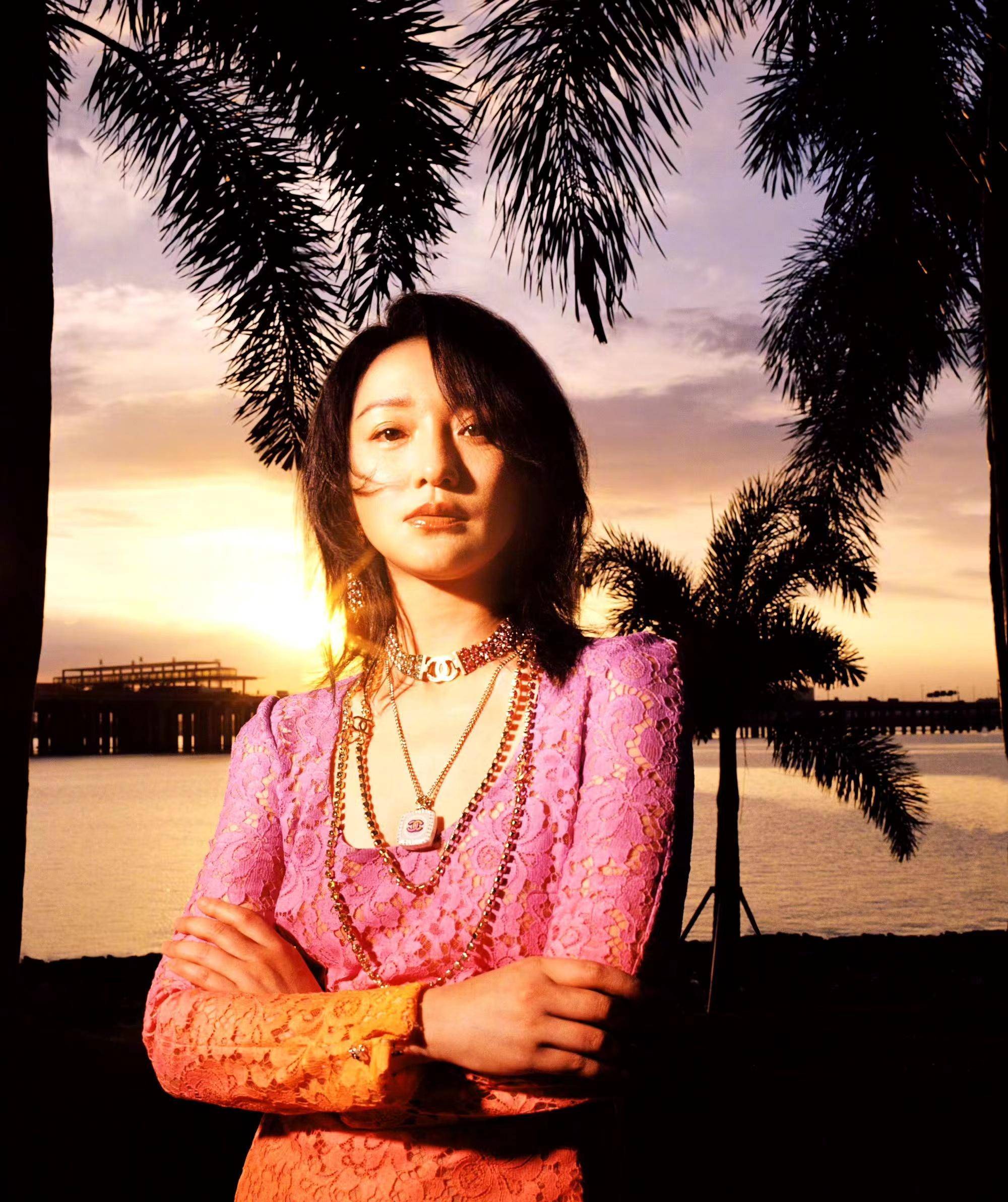 49岁周迅新亮相扮嫩好惊艳!少女粉配黑丝袜美成香奈儿门面,超牛