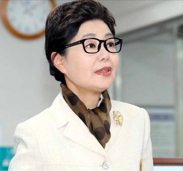 1990年,在朴槿令的支持下育英财团召开董事会议,正式罢免朴槿惠理事长