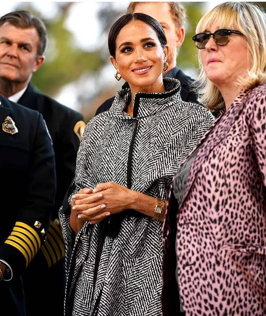 梅根可真会穿,一身名牌配裸粉色唇妆大秀好气色,简约低调又大气_黑色