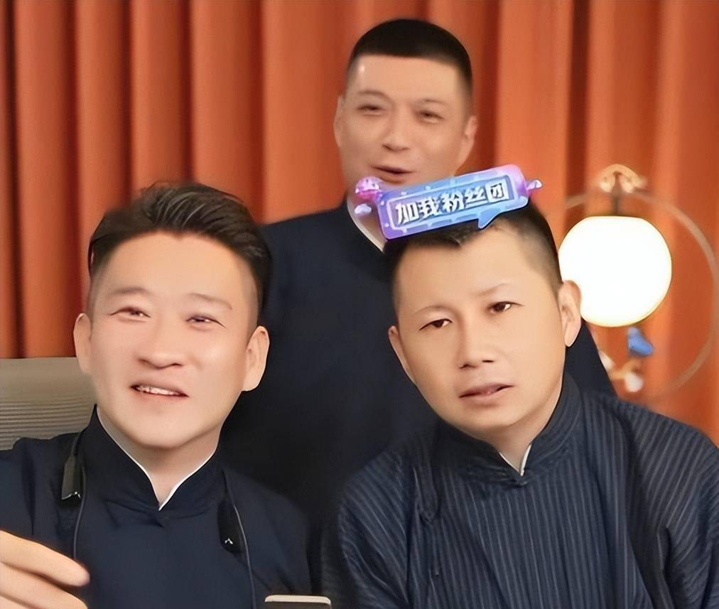 曹云金的徒弟孙浩拍了一段视频短视频视频中,曹云金和何云伟坐在一起