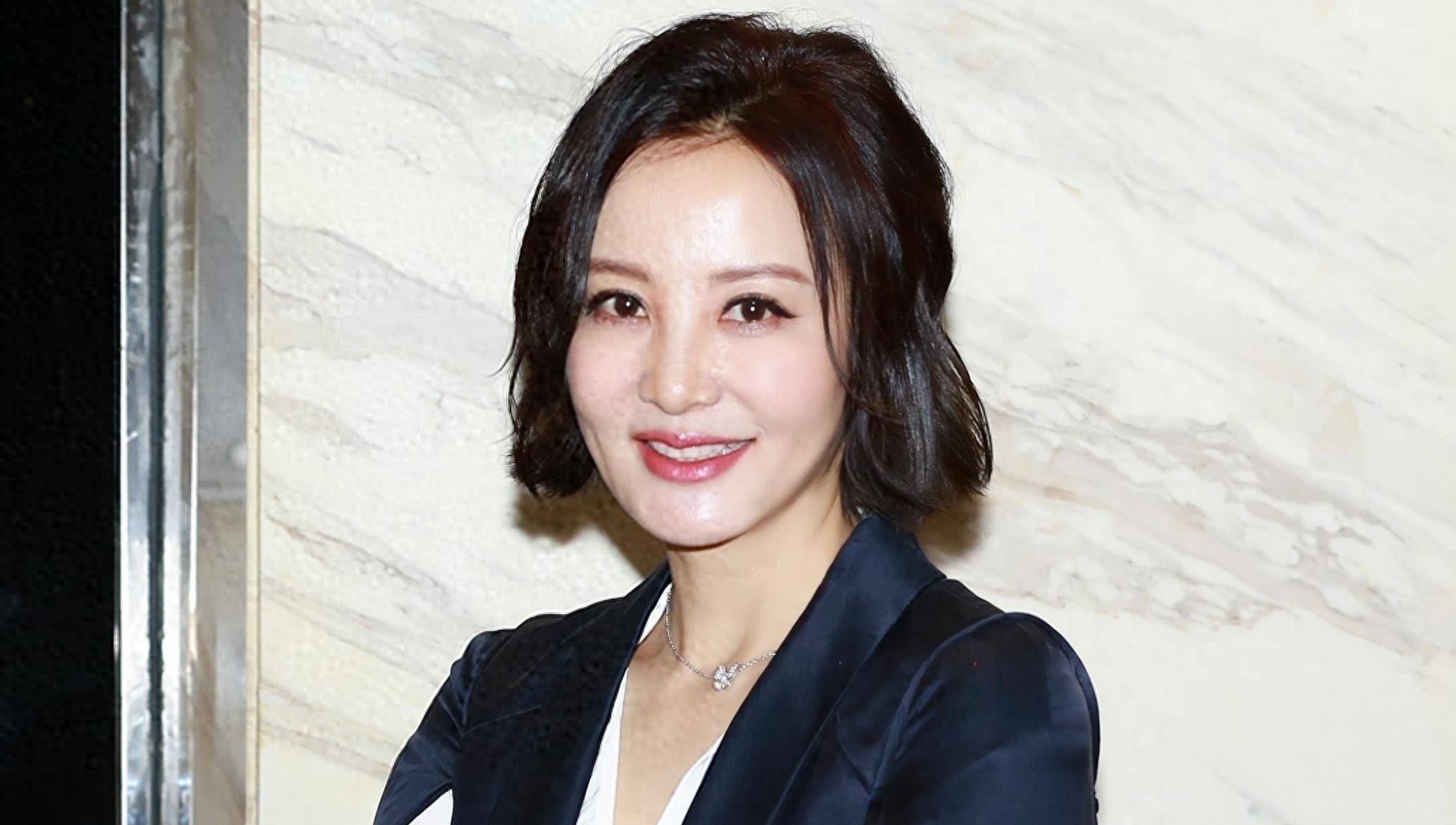 48岁陶红因病去世,9岁女儿一路跪拜祈福,与乐嘉婚姻仅维系三年_明星