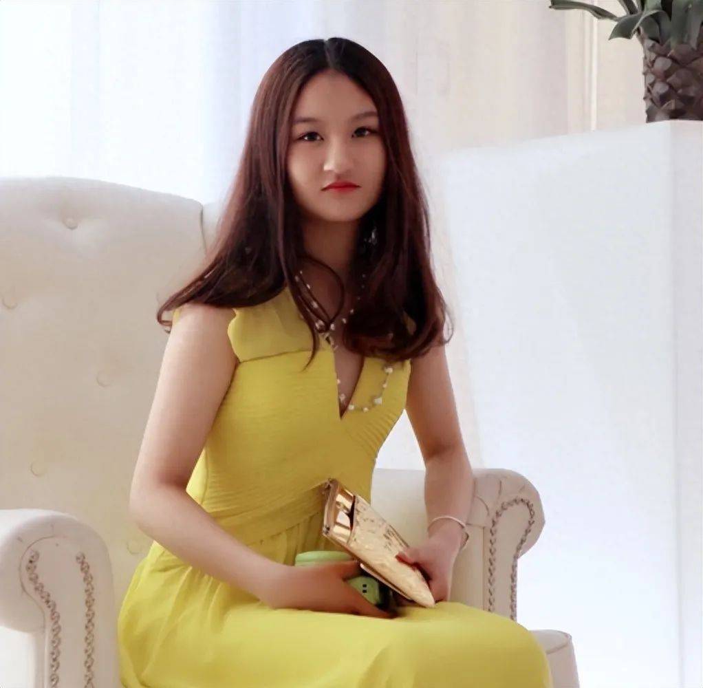 她6岁被成龙抱上春晚,长大后因"太丑"被嘲退圈,如今美到认不出_陆子艺