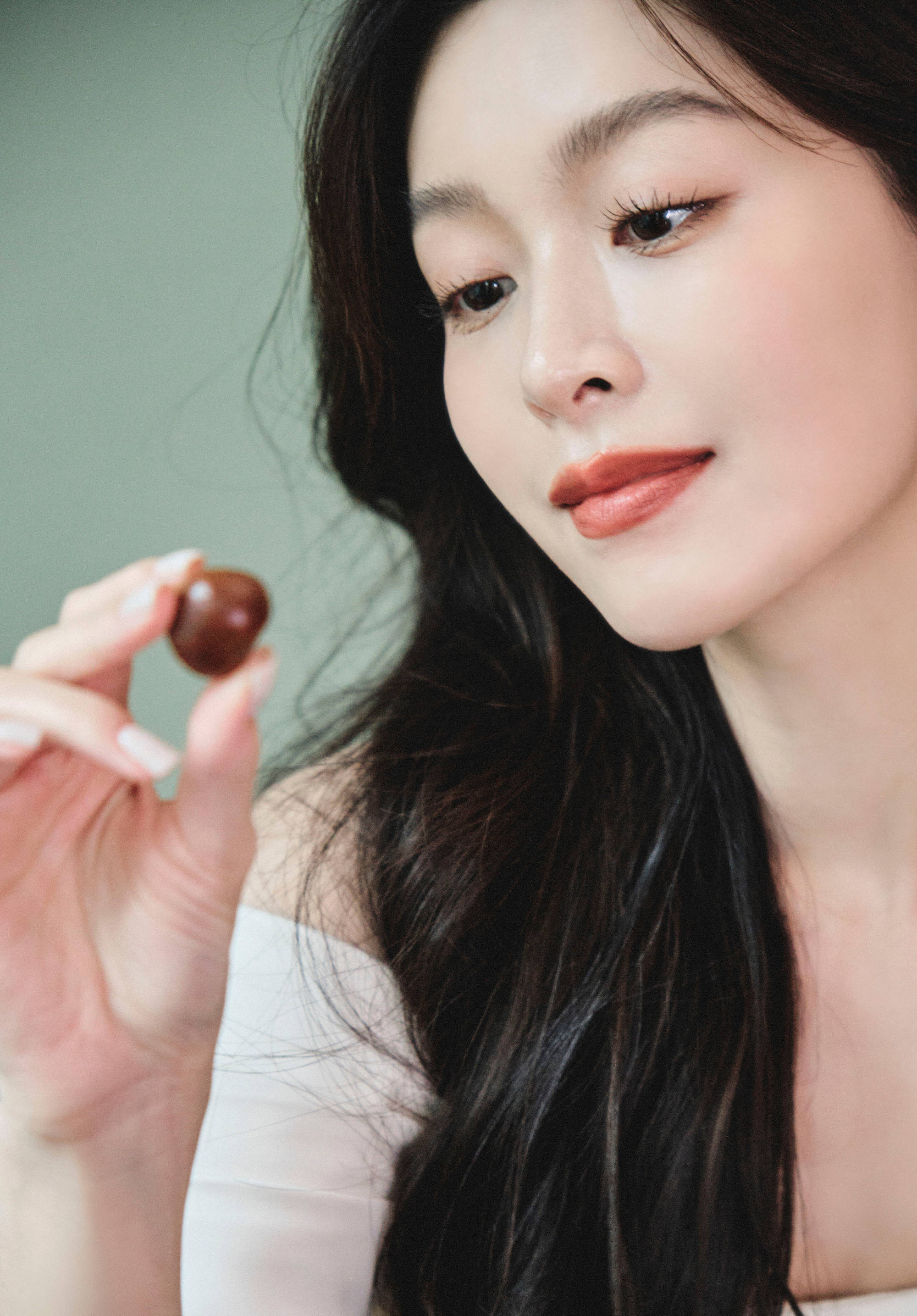 文咏珊化杏橘奶栗妆甜美灵动 穿抹胸裙秀曼妙身姿-搜狐大视野-搜狐新闻