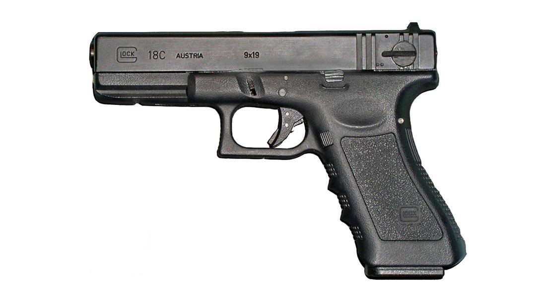 glock 26 还具有仅支持两根手指的握把,更短的枪管和套筒,以及标准