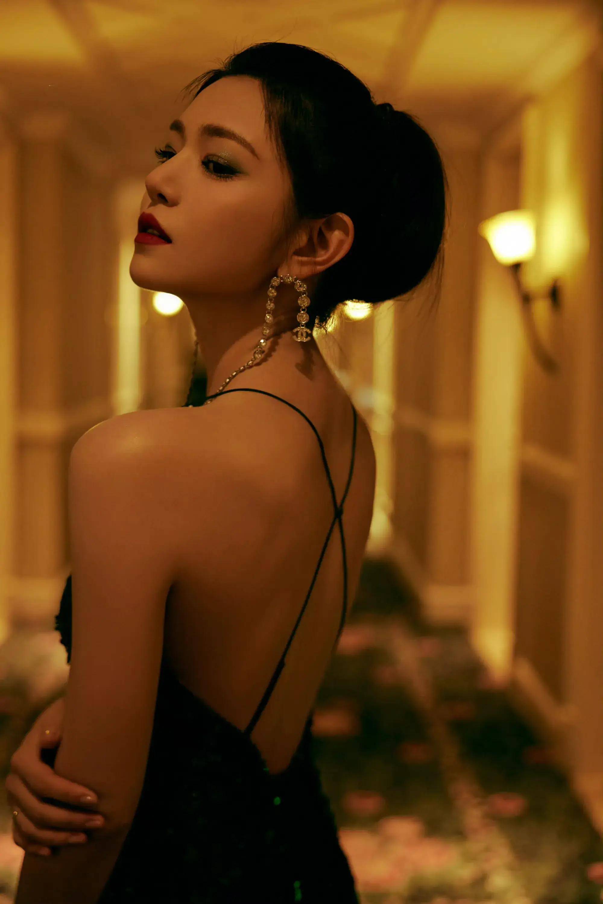 厦门机场偶遇陈妍希,打扮休闲和红毯绿裙大不同,素颜暴露真实_礼服