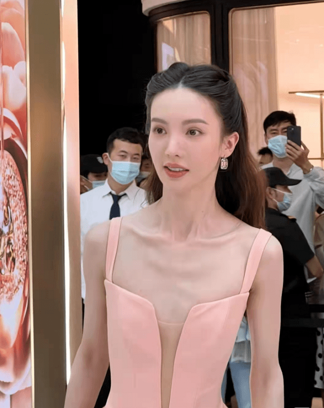 金晨现身活动排骨身材全程抢镜,网友齐呼:瘦得可怕_王子异_女神_笑容