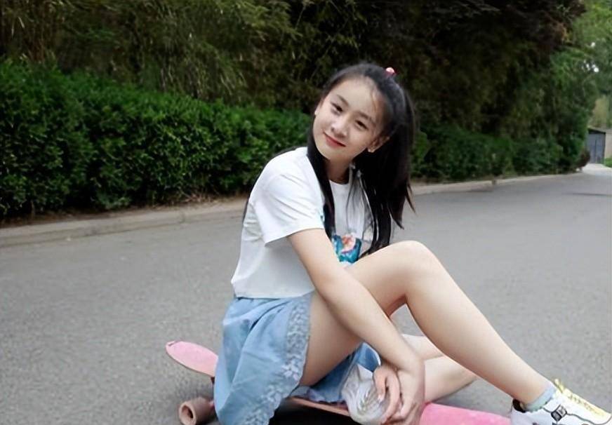 田亮的女儿长大了,她穿的毛衣裙很有淑女的气质,身材也不比妈妈差