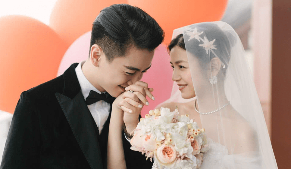 陈晓夫妇与好友聚餐,陈妍希挽老公手臂,夫妻二人亲密互动_网友_因为