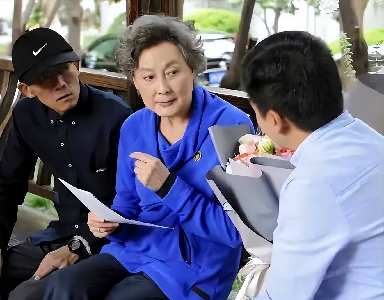 向梅满头白发还这么有气质,穿衣端庄得体不花哨,看着像60岁的人_显得