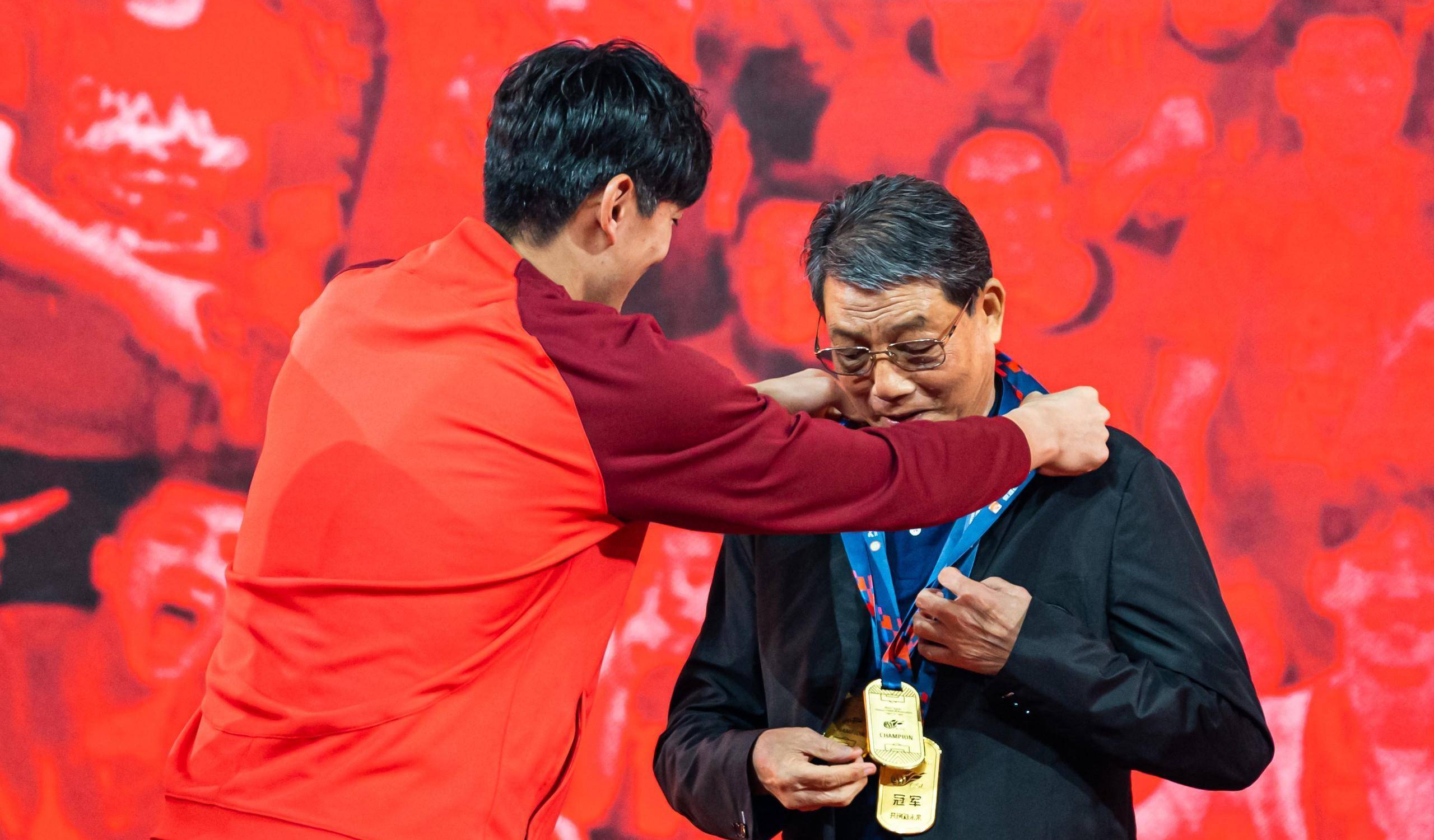 "崇明六虎"为徐根宝挂上中超金牌,这是上海足球的传承_海港_未来_目标